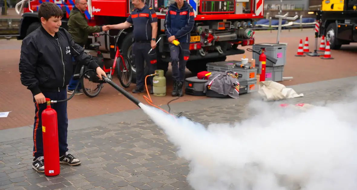 Brand blussen en op de foto met brandweer- of politiewagen - Foto 4