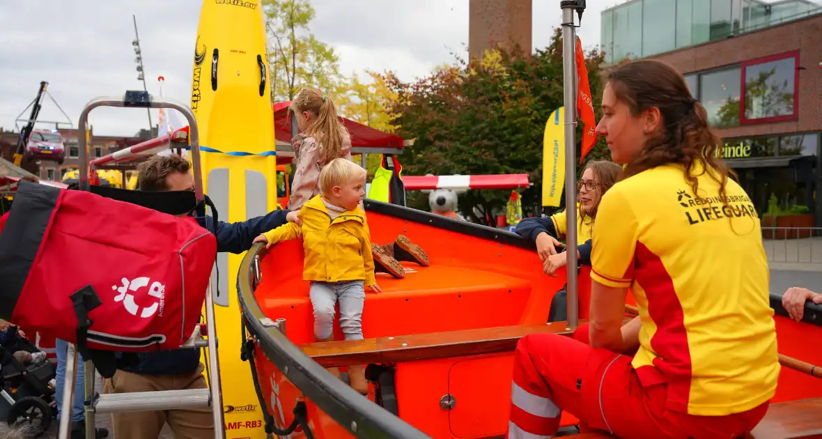 Brand blussen en op de foto met brandweer- of politiewagen - Foto 6