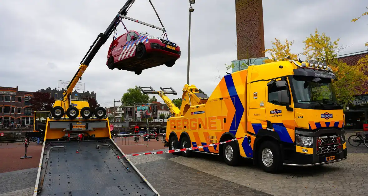 Brand blussen en op de foto met brandweer- of politiewagen - Foto 8