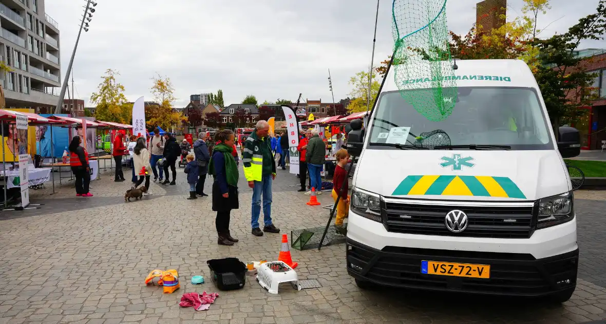 Brand blussen en op de foto met brandweer- of politiewagen - Foto 9