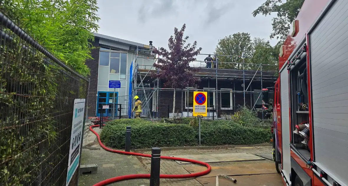 Brandweer blust brand op dak van basisschool