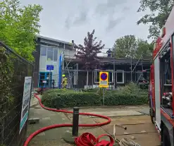 Brandweer blust brand op dak van basisschool