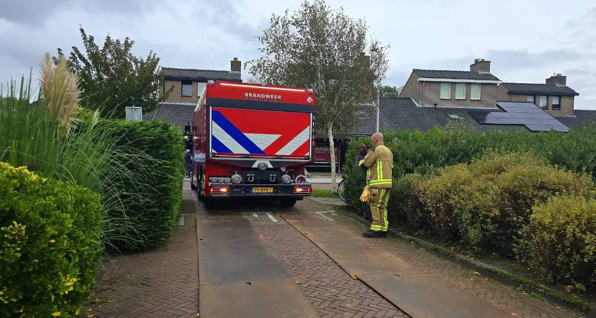 Brandweer blust brand op dak van basisschool - Foto 4