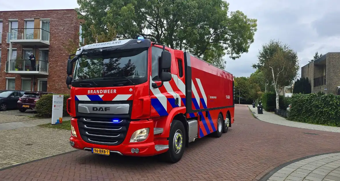 Brandweer blust brand op dak van basisschool - Foto 6