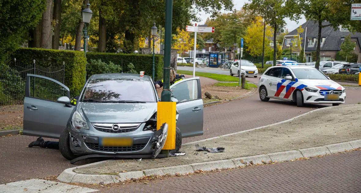 Automobilist ramt verkeersbord en lantaarnpaal - Foto 2