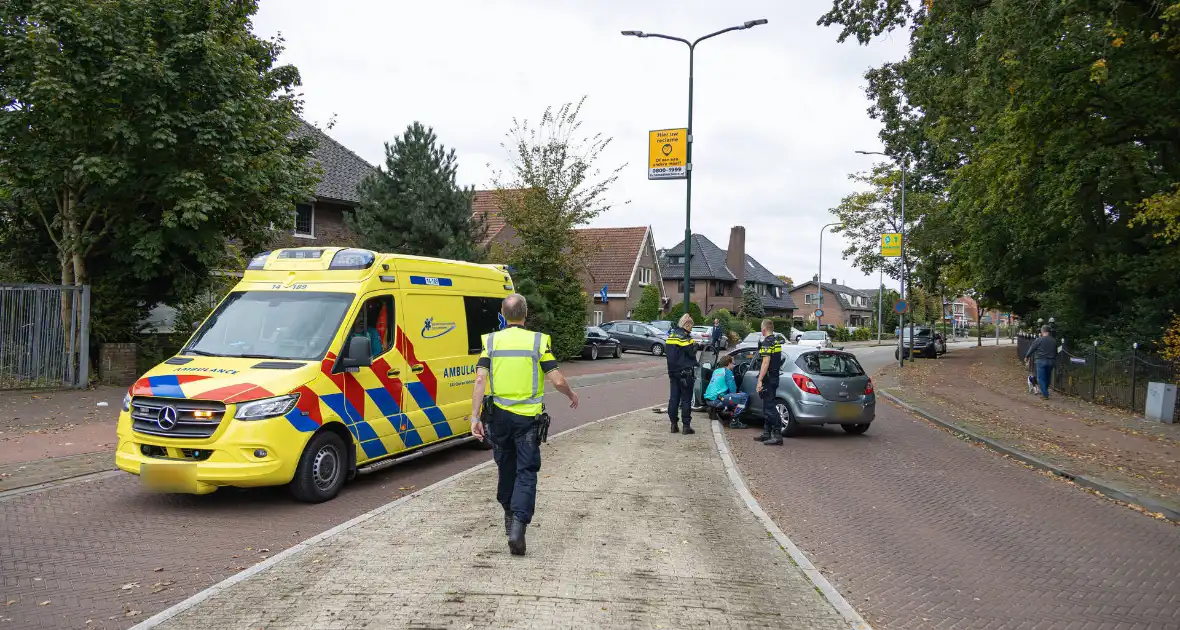 Automobilist ramt verkeersbord en lantaarnpaal - Foto 3