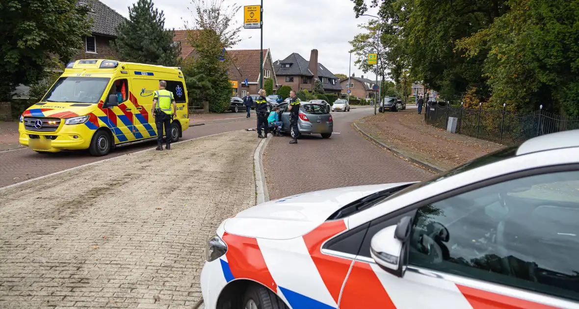 Automobilist ramt verkeersbord en lantaarnpaal - Foto 4