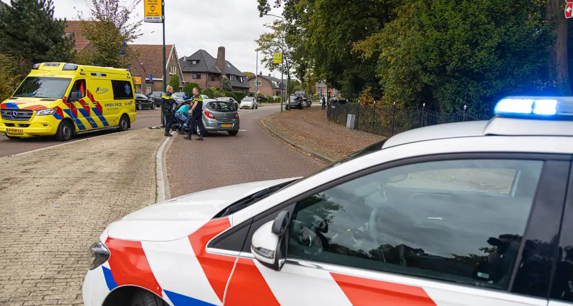 Automobilist ramt verkeersbord en lantaarnpaal - Foto 5