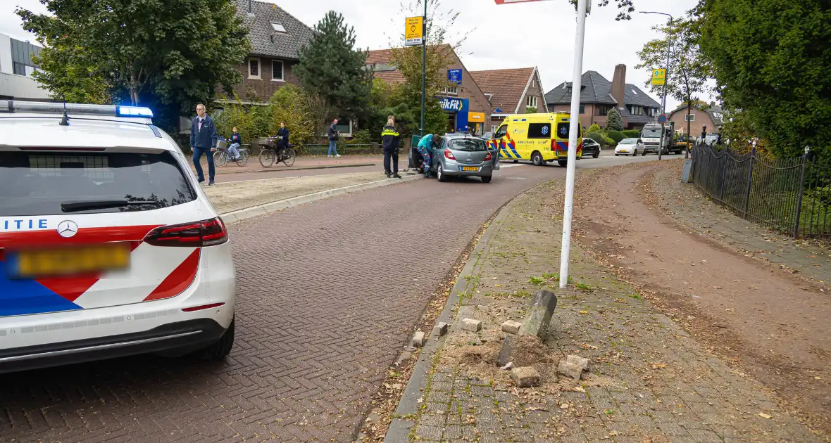 Automobilist ramt verkeersbord en lantaarnpaal - Foto 6