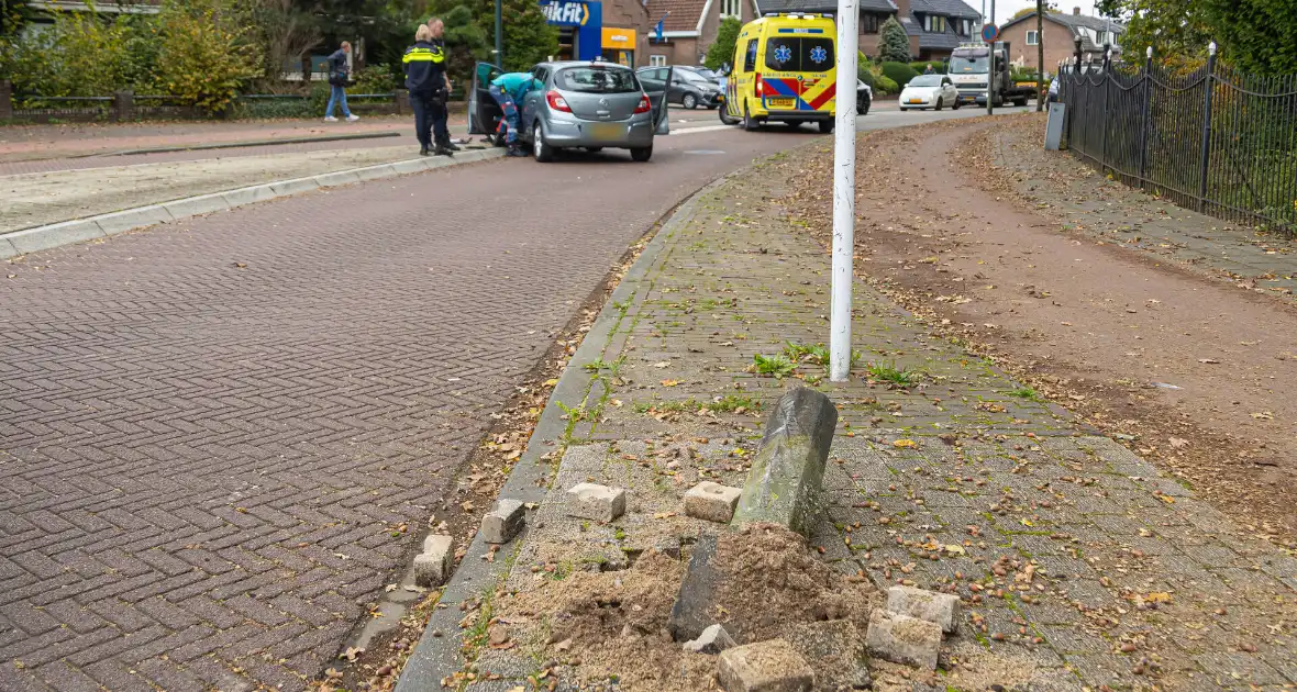 Automobilist ramt verkeersbord en lantaarnpaal - Foto 7