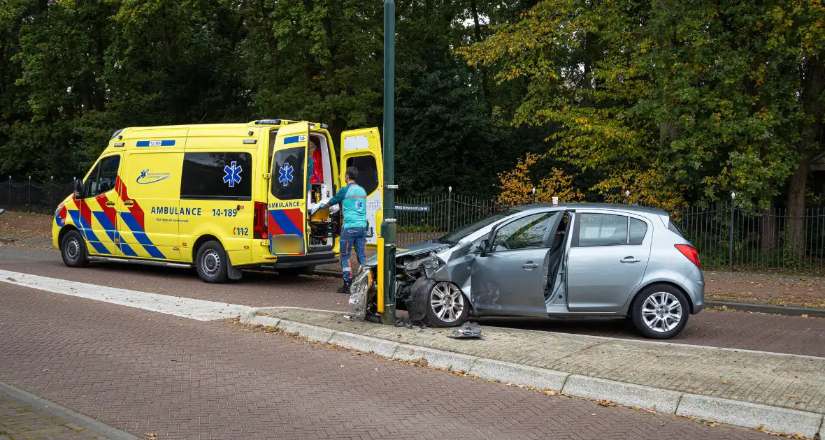 Automobilist ramt verkeersbord en lantaarnpaal - Foto 9