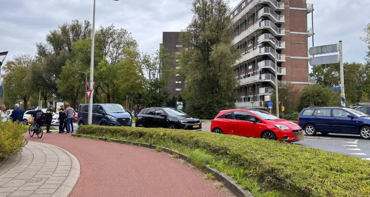 Bestelbus betrokken bij kop-staartbotsing met drie voertuigen