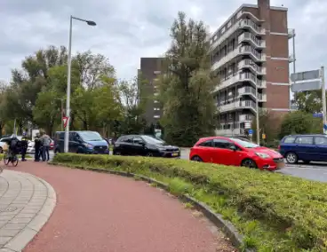 Bestelbus betrokken bij kop-staartbotsing met drie voertuigen