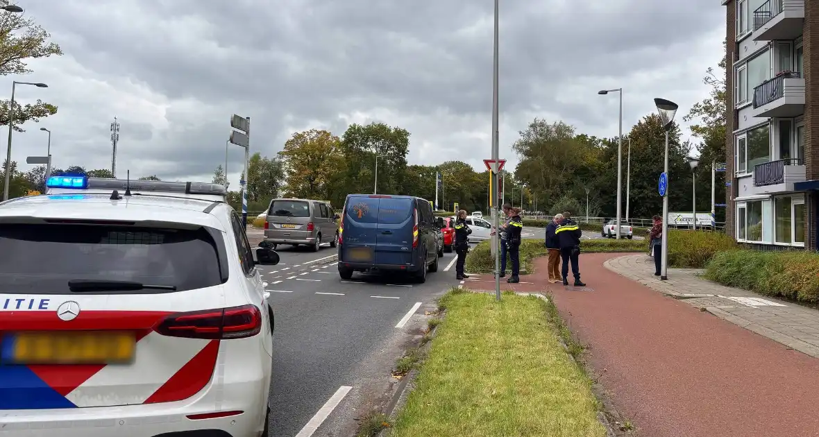 Bestelbus betrokken bij kop-staartbotsing met drie voertuigen - Foto 1