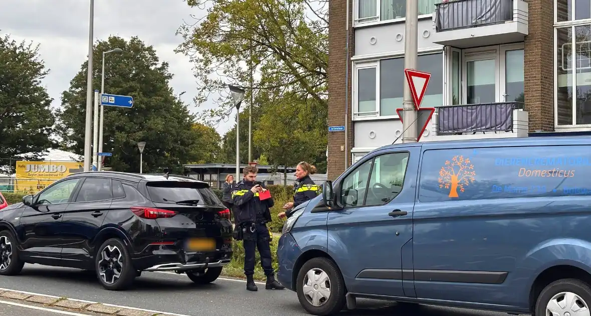 Bestelbus betrokken bij kop-staartbotsing met drie voertuigen - Foto 2