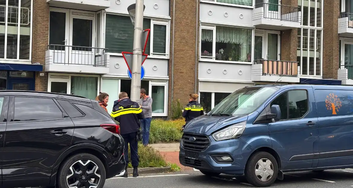 Bestelbus betrokken bij kop-staartbotsing met drie voertuigen - Foto 3