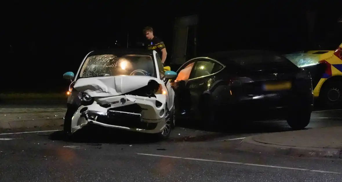 Gewonde en flinke schade bij aanrijding - Foto 10