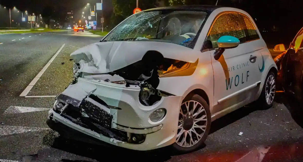 Gewonde en flinke schade bij aanrijding - Foto 2