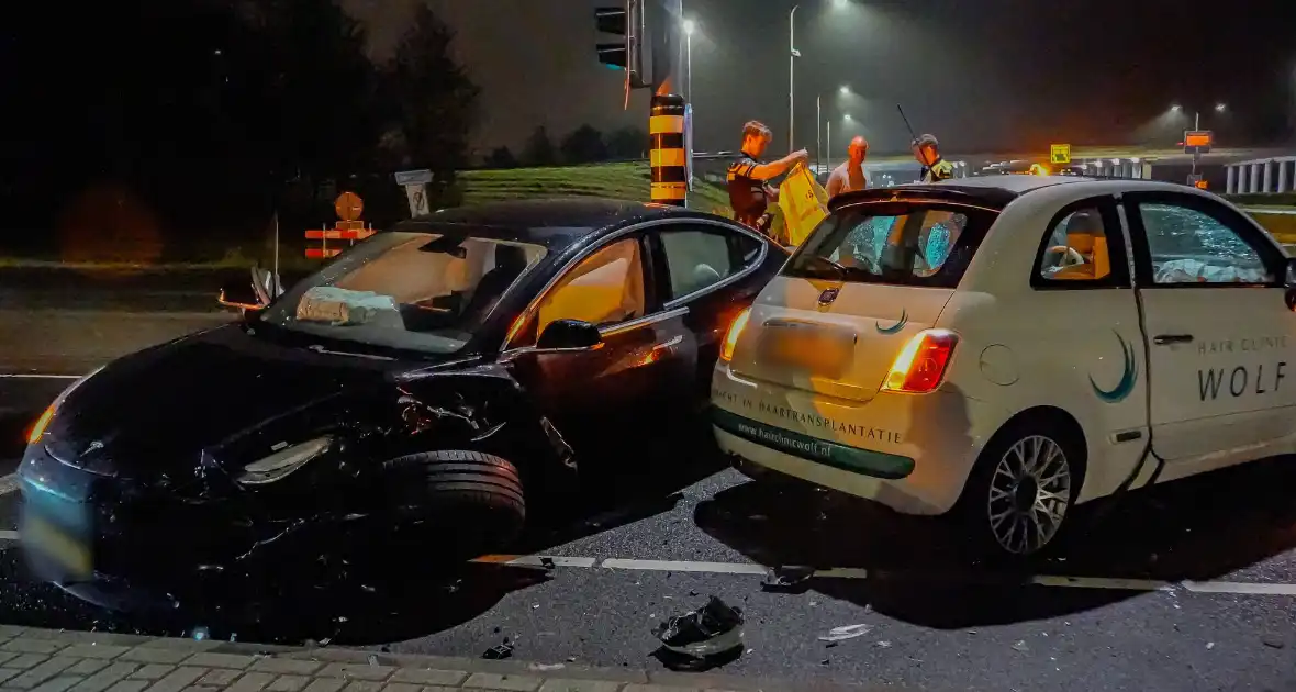 Gewonde en flinke schade bij aanrijding - Foto 6