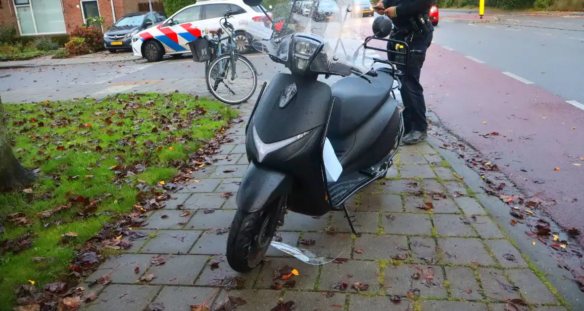 Scooterrijder gewond door gladde bladeren op de weg - Foto 1