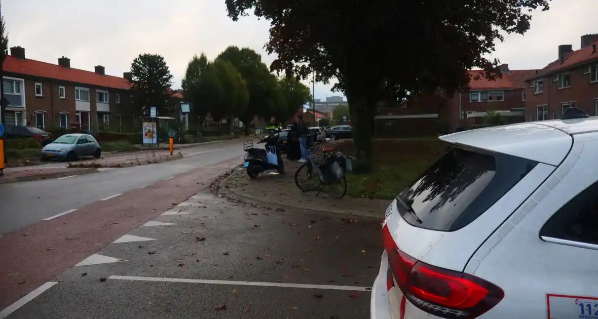 Scooterrijder gewond door gladde bladeren op de weg - Foto 3