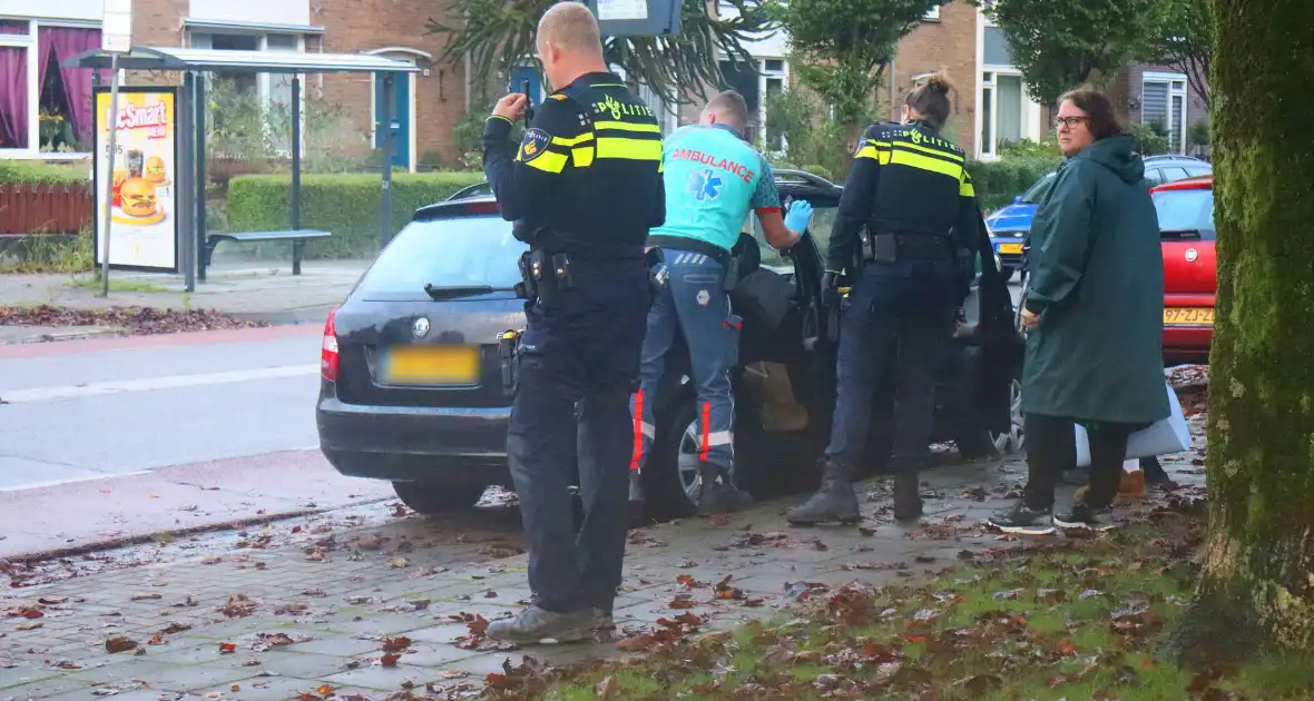 Scooterrijder gewond door gladde bladeren op de weg - Foto 4