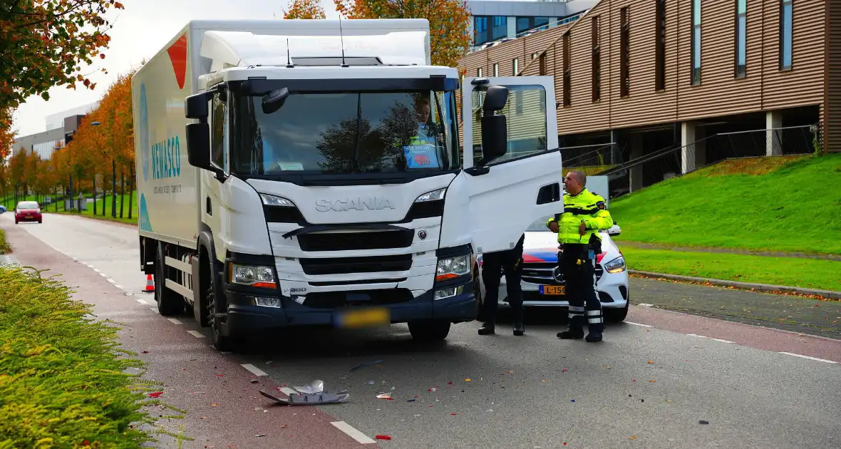 Vrachtwagen klapt achterop auto