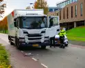 Vrachtwagen klapt achterop auto