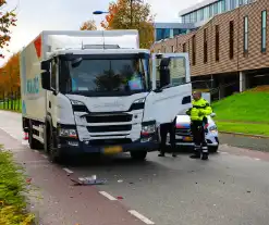 Vrachtwagen klapt achterop auto