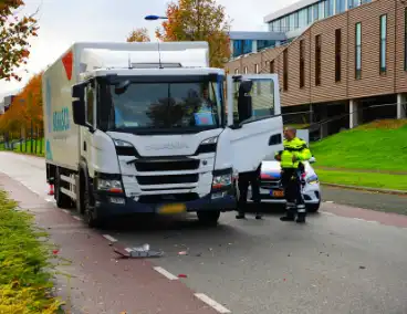 Vrachtwagen klapt achterop auto