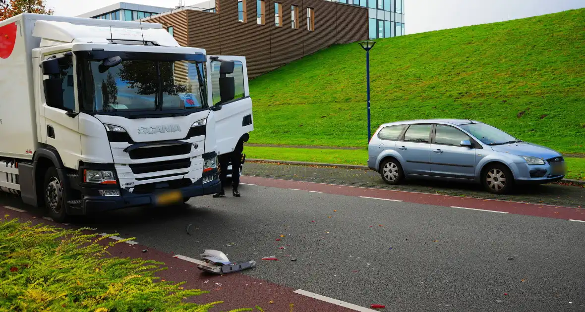 Vrachtwagen klapt achterop auto - Foto 1