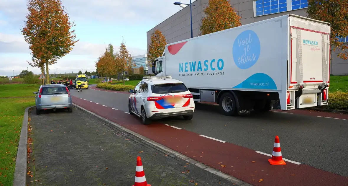 Vrachtwagen klapt achterop auto - Foto 10