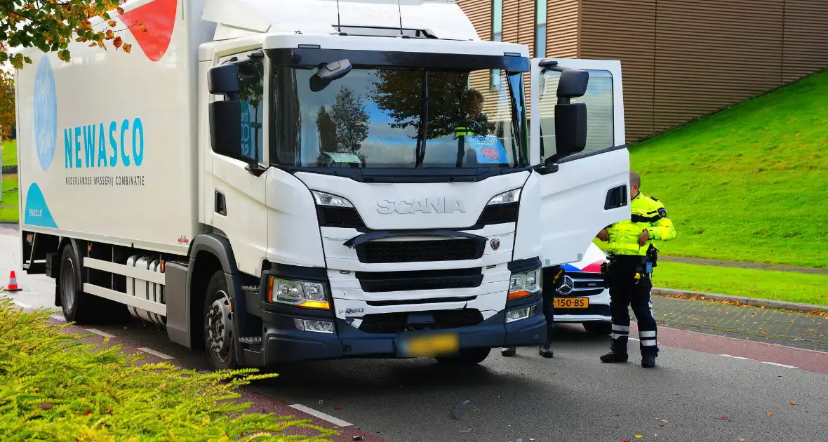 Vrachtwagen klapt achterop auto - Foto 3