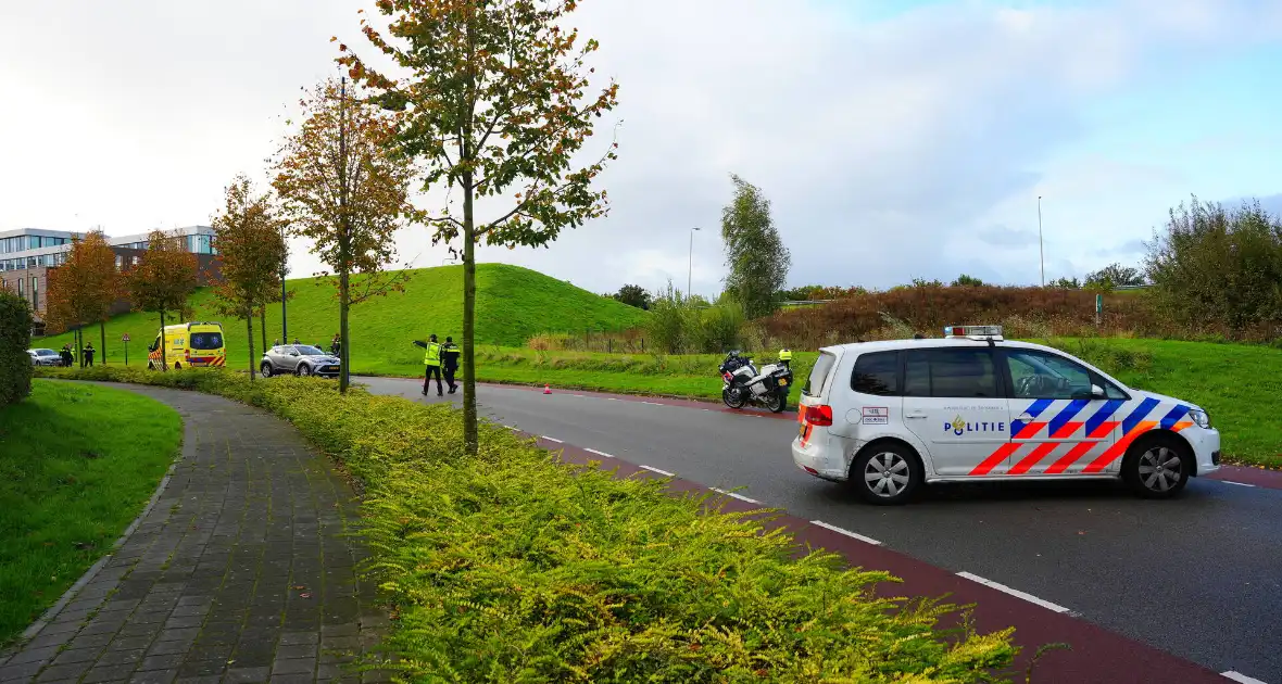 Vrachtwagen klapt achterop auto - Foto 5