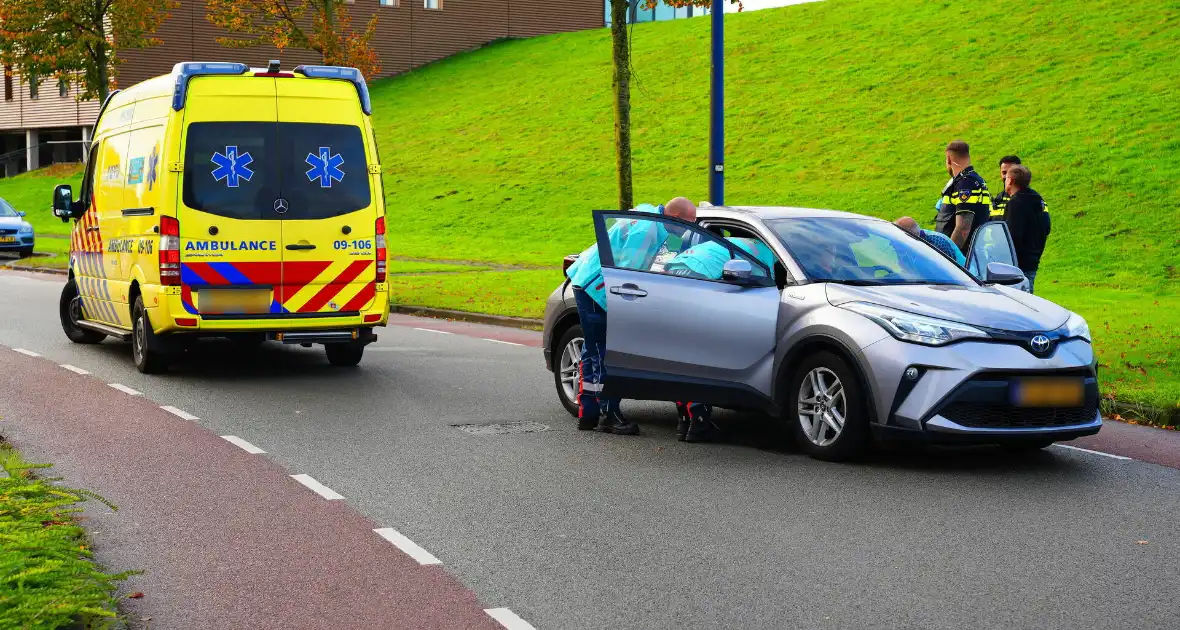 Vrachtwagen klapt achterop auto - Foto 6