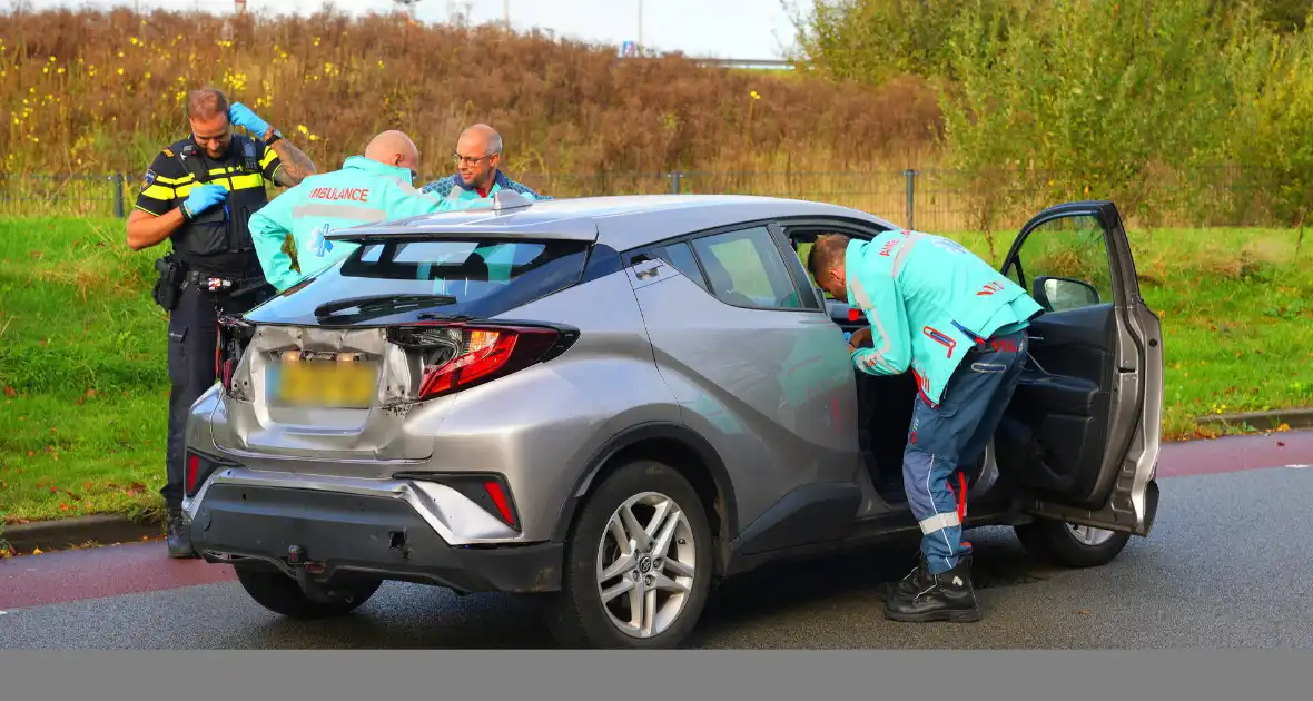 Vrachtwagen klapt achterop auto - Foto 7