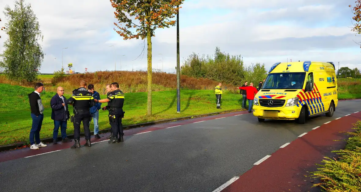 Vrachtwagen klapt achterop auto - Foto 8