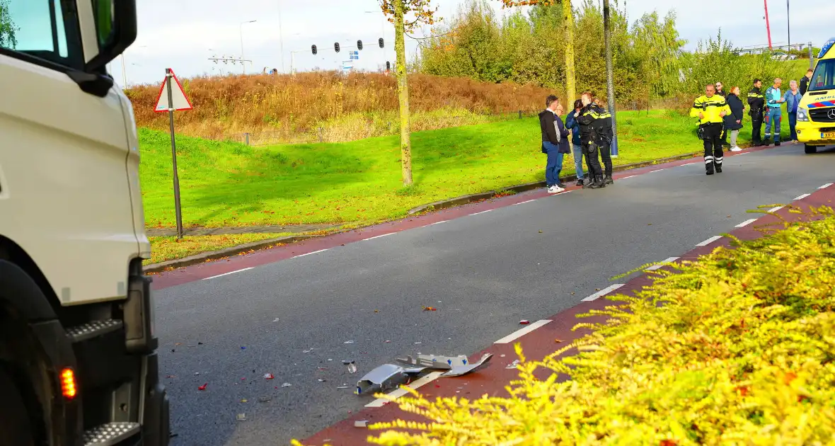 Vrachtwagen klapt achterop auto - Foto 9