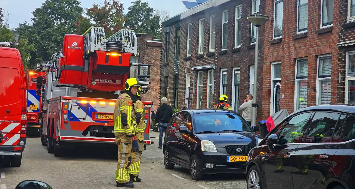 Brand in woning: Twee personen nagekeken door ambulancepersoneel