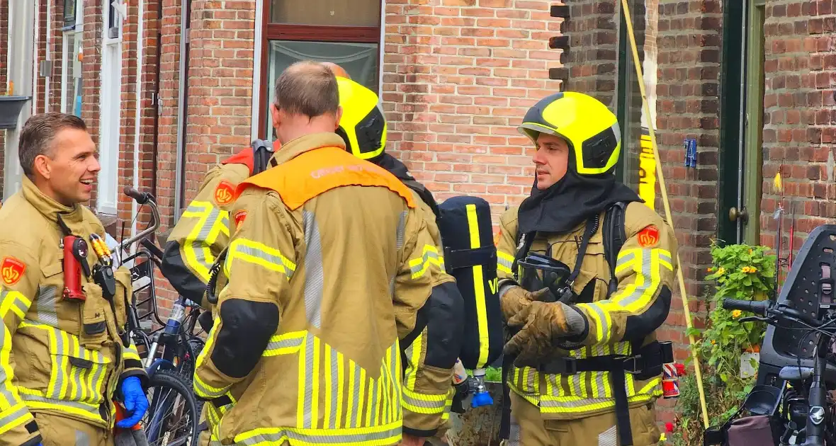 Brand in woning: Twee personen nagekeken door ambulancepersoneel - Foto 5