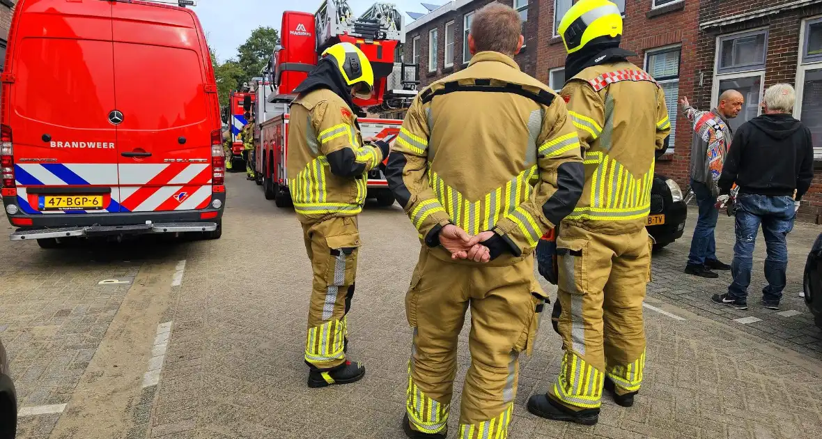 Brand in woning: Twee personen nagekeken door ambulancepersoneel - Foto 6