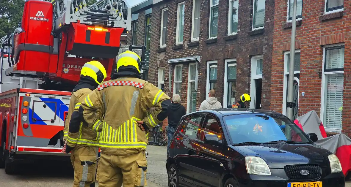 Brand in woning: Twee personen nagekeken door ambulancepersoneel - Foto 7