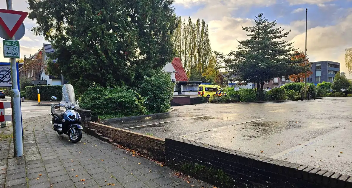 Scooterrijder gewond naar ziekenhuis - Foto 2