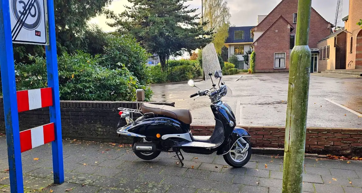 Scooterrijder gewond naar ziekenhuis - Foto 3