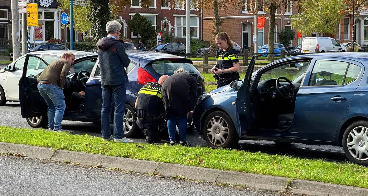 Kop-staart ongeval voor verkeerslichten - Foto 1