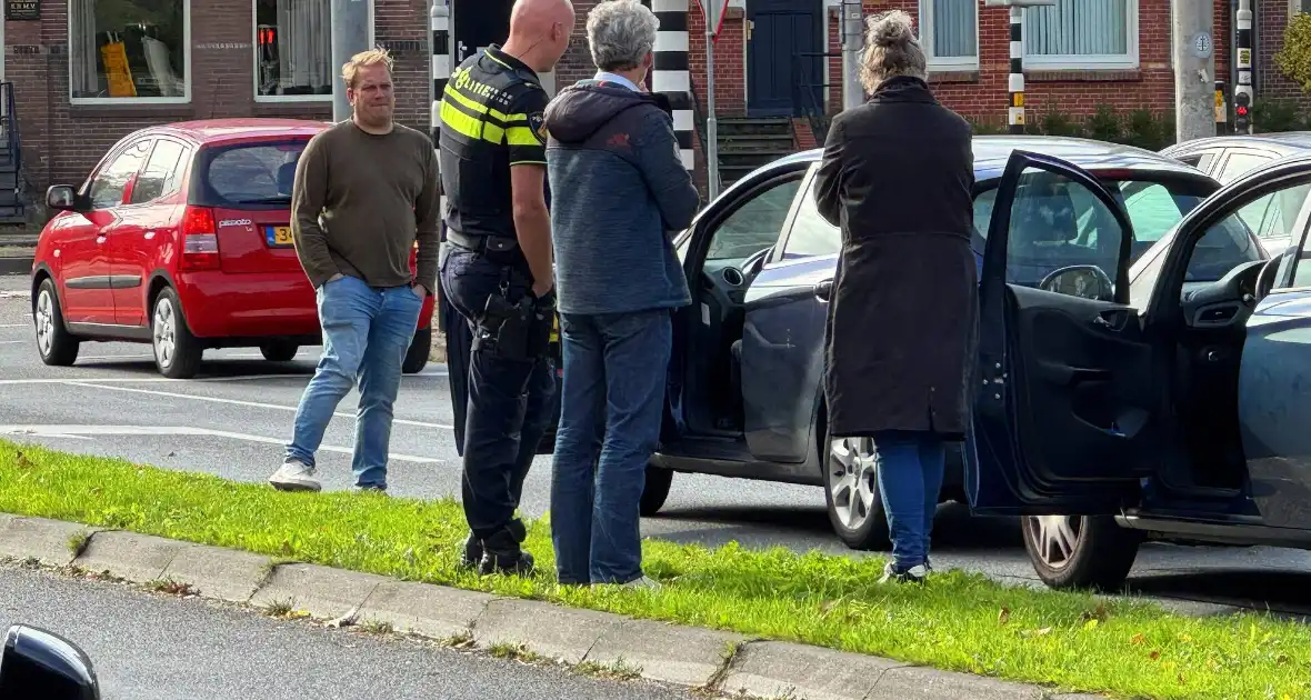 Kop-staart ongeval voor verkeerslichten - Foto 2