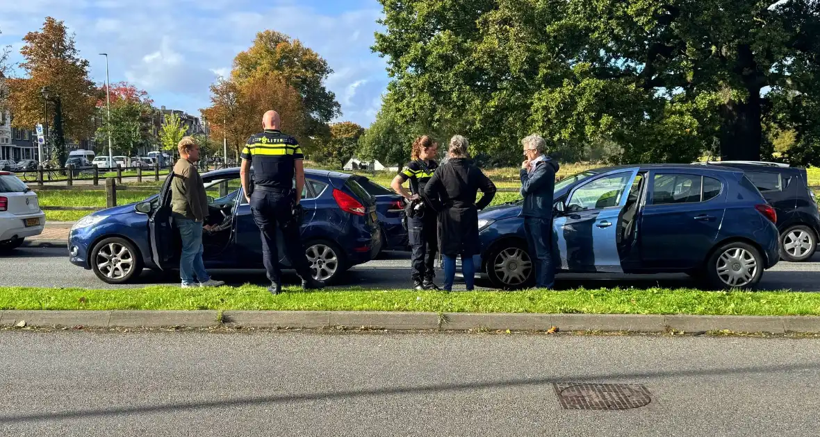 Kop-staart ongeval voor verkeerslichten - Foto 3