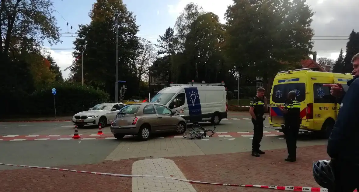 Fietser, bestelbus en auto komen met elkaar in botsing