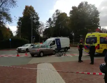 Fietser, bestelbus en auto komen met elkaar in botsing