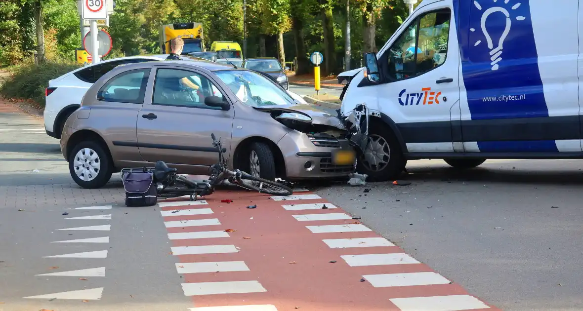 Fietser, bestelbus en auto komen met elkaar in botsing - Foto 1